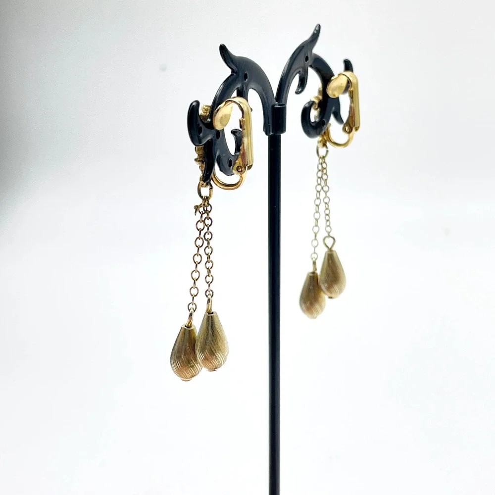 Vintage Gold Tone Chain Dangle Clip On Earrings Teardrop Bead Long Fleur de Lis